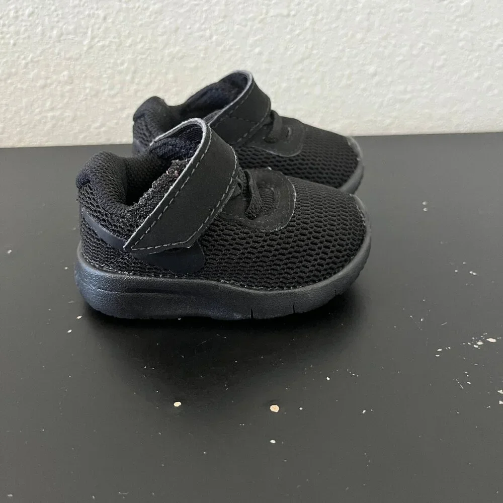 Nike Kids Tanjun Black Shoes Sneakers Size 2C Style 818383-001